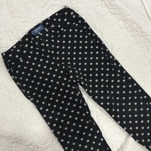 Black Old Navy Pixie Pant with Daisy Pattern Size 0